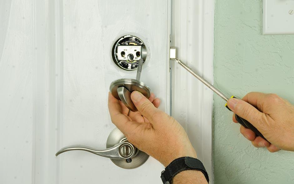 ouvrire une porte sans clé Sèvres